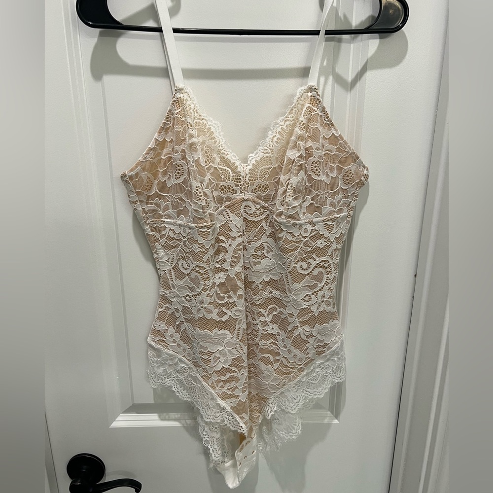 NWT Pinsy Shaping Lace Shapewear Bodysuit- LARGE//White